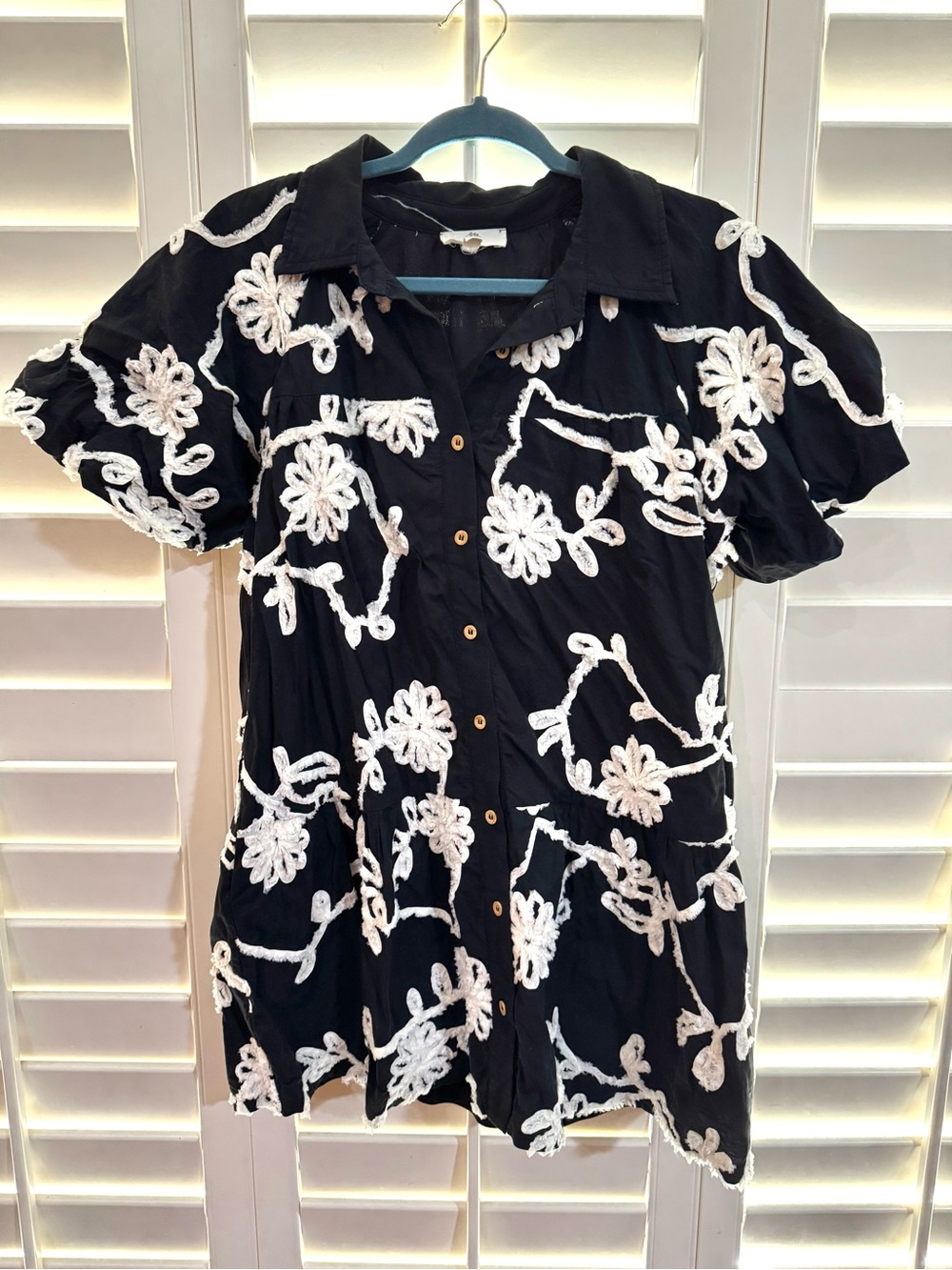 entro Black Button-Front Dress with White Floral Applique
